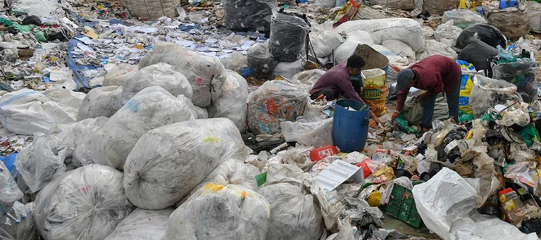 Lee más sobre el artículo Qué resultados tiene la medida de prohibir los artículos de plástico descartable como bolsas y cubiertos en la India